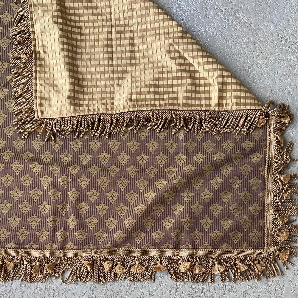 42-45” Reversible Table Topper - Picture 2 of 4